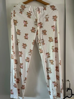 Pyjamasbyxor med nallebjörnar  - Pyjamasbyxor med nallebjörnar i silkes liknande tyg. Bara testade en gång. Från Shein därav det låga priset. Säljer även på vinted så först till kvarn.