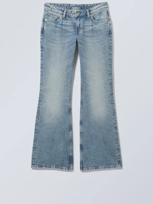 Low waist bootcut jeans - Säljer ett par ljusblå bootcut jeans med klassisk femficksdesign och utsvängda ben. Jeansen har en snygg tvättad look och normal midja. Perfekta för dig som gillar retrostil och vill ha ett par bekväma jeans i bomull. Pris kan diskuteras!🥰
