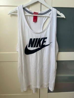 Träningslinne Nike - Använt ett fåtal gånger, så i jättefint skick. Storlek L
