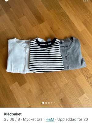3-pack tröjor från H&M - Tre snygga tröjor från H&M i storlek S och XS. Den randiga är i xs och koftorna i M men passar som S och inte M. En vit och en grå cardigan med knappar samt en vit tröja med svarta ränder och mörkblå krage. Perfekta basplagg till garderoben, lätta att matcha och sköna att bära.