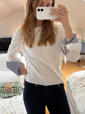 Skjorta  - Så fin skjorta från Whitéless i storlek S. Köpt secondhand därav en fläck som tyvärr inte går bort ☹️