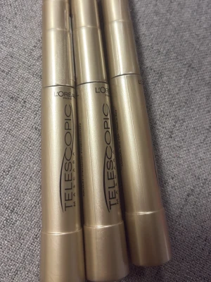 L'Oréal Telescopic Mascara guld 3 st - L'Oréal Telescopic Mascara i snygg guldig tub. Den har en smal och stilren design som är lätt att hålla i. Perfekt för att få långa och separerade fransar med precision. Klassisk mascara från ett välkänt märke.