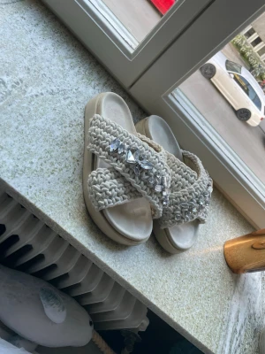 Inuikii tofflor  - Säljer ett par Inuikii tofflor då de är förstora, pris går att diskutera, original pris är ca 2200kr. Lite smutsiga men går säkert att tvätta bort