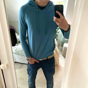 Ljusblå hoodie, merinoull - Ljusblå hoodie som passar perfekt till våren eller lite svalare sommardagar. Passar till storlek S och är i mycket bra skick. Skriv vid minsta fundering! Merinoull