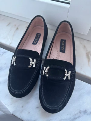 Svarta Novita loafers - Säljer dessa så snygga och nyinköpta loafers från novita då de var för små för mig😊 Jag brukar ha storlek 39/38 o dessa var lite för små. Nypris 1500