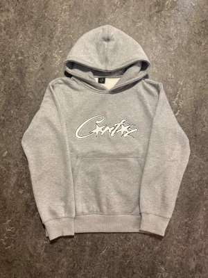 Ljusgrå Corteiz hoodie  - Ljusgrå Corteiz hoodie i storlek xs, använd endast 2 gånger och i väldigt fint skick, nästan som ny. 🤩