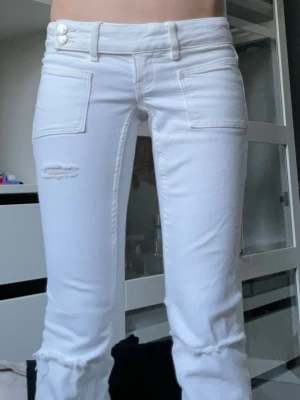 Vita jeans  - Vita jeans från gina tricot. Super lågmidjade och sitter fint! Säljer för de inte kommer till användning och bara använt de 2 gånger! Skriv om ni undrar något 🫶🏼🌸
