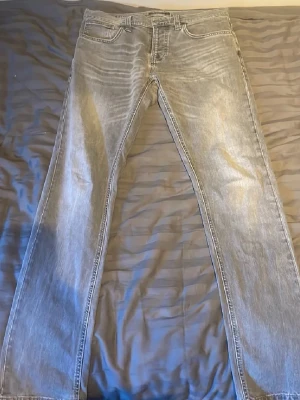 Ljusgrå raka jeans - Säljer ett par ljusgrå jeans från Nudie jeans med rak passform. Modellen är Grim tim.