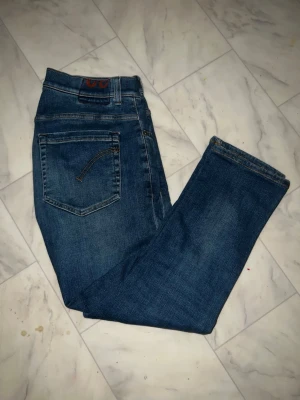 Mörkblå Dondup jeans - Mörkblå Dondup jeans. W32. Använda ett par gånger. Skriv vid intresse eller funderingar. Priset är diskuterbart vid snabb affär.