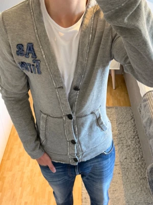 Abercrombie & Fitch Distressed Cardigan - Abercrombie & Fitch Distressed Cardigan | Storlek: M, passar dig mellan 180-190 cm | Skick: 9/10, använd fåtal gånger | Bara att skriva vid funderingar✍️