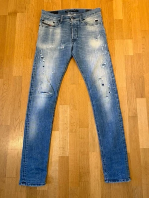Diesel jeans  - Diesel jeans Tepphar ! Nypris: 2000 kr, säljs för: 499 kr. Modellen är 180 cm lång och väger 60  kg. Säljes i befintligt skick. (Skick: 9/10)  