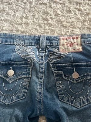 True religion jeans  - Jättecoola blåa bootcut jeans från true religion i storlek 23 men passar även 24/25💕