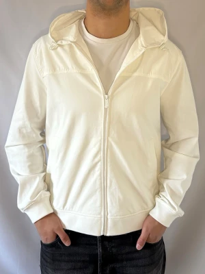 Vit Massimo dutti cardigan  - Tjena! Säljer nu den snyggaste cardigan jackan på marknaden som är ifrån Massimo Dutti! • Skick 9/10 • Storlek L passar M • Modellen på bilden är 180cm och väger 80kg • Vårt pris : 1799kr • Hör gärna av er via pm vid frågor eller funderingar;)