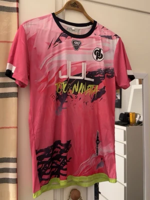 Rosa JUL x Ninetta t-shirt - Säljer pga storlek ej passade, aldrig använd, strl M