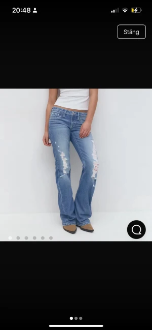 Blå bootcut jeans med slitningar - Säljer ett par blå bootcut jeans med slitningar och distressed detaljer på framsidan. Jeansen har låg midja, klassiska fem fickor och snygga bakfickor med lock och knapp. Storlek 164💞Perfekta för en avslappnad och trendig look. Alldrig använda men jag han inte skicka tillbaka dom så prislappar är kvar. Från Gina (lånade bilder) hör av dig vid frågor ❤️💞