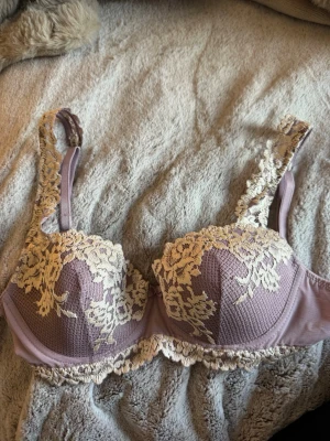 Intimissmi bh - Säljer en ljuslila intimissmi bh sofia in pretty flowers. Den har lite grön färg där bak som syns på bilden