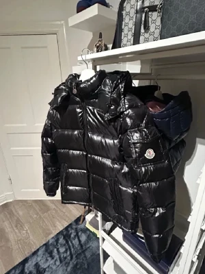 Svart dunjacka från Moncler - Söker ni byten på min moncler Maya modell till en moncler cardigan i svart eller vit färg! Denna är äkta och kan skicka bild på qr kod osv om det behövs!