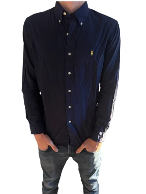 Ralph Lauren skjorta - Säljer nu en snygg Ralph lauren skjorta. Mycket fint skick. Jag på bilden är 185cm lång. Hör av er vid frågor eller funderingar!✌️