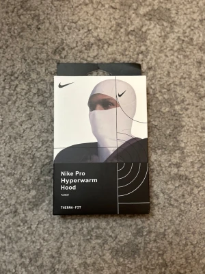Nike skimask vit - Tja säljer nu en helt oöppnad Nike skimask.                 Hör av er vid frågor!