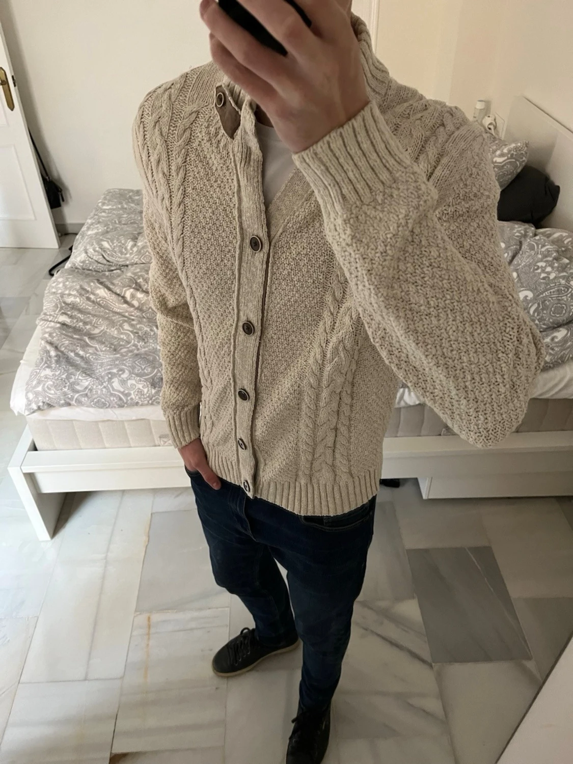 Beige stickad kofta med knappar - 1