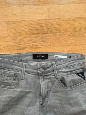 Gråa slim fit jeans från Replay - Snygga gråa slim fit jeans från Replay, modell Anbass.       Inga hål eller inget alltså fint skick helt enkelt, pris kan diskuteras 