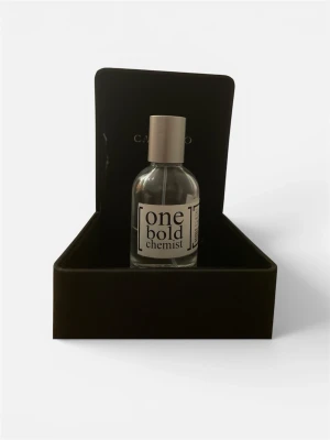 One Bold Chemist  Linnet 8.0 - Snygg parfym från One Bold Chemist i en genomskinlig glasflaska med stilren vit etikett och silverfärgad kork. Flaskan levereras i en elegant svart ask som ger en lyxig känsla. Perfekt för dig som gillar minimalistisk design. 40/100 % kvar     