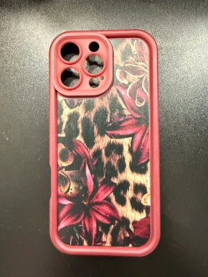 Leopard mönster skal - Jättefint iPhone 16 PRO Max rött skal med leopard mönster och blommor