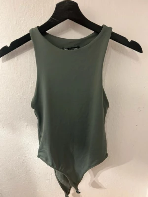 Olivgrön body från Zara - Jättefin body i grön/khaki💗 från zara srlk S
