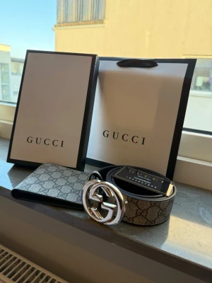 G.ucci - G.ucci bälte och G.ucci plånbok helt nya. Shippar inom 24 Tim. 