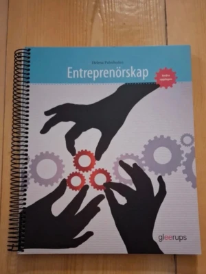 Entreprenörskap spiralbunden bok - Kurslitteratur 'Entreprenörskap' av Helena Palmheden, andra upplagan. Spiralbunden bok med blå och vit framsida, illustration av händer och kugghjul. Perfekt för dig som läser entreprenörskap eller företagande på gymnasiet eller högskola.