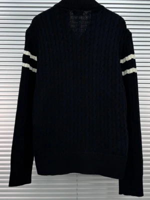 Svart Moncler stickad tröja - Svart stickad tröja från Moncler.
