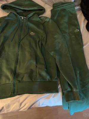 Lacoste dress  - Jättefin grön Lacoste dress i fint skick, det är storlek S som syns på bild och passar mig som är 178. Skriv om fler bilder med bättre ljus önskas.
