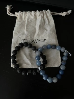 2st armband för billigt pris - 2 armband säljes billigt!  Omgjorda efter att ha gått sönder, några kulor saknas. Funkar som de är eller till pyssel/reservdelar.  Pris: 65 kr för båda – först till kvarn!