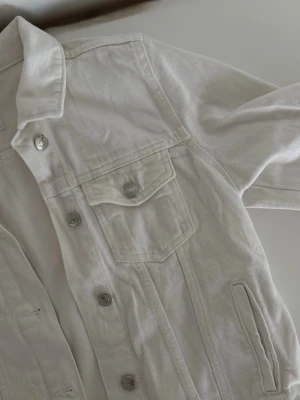 White denim jacket  - White denim jacket   Size: EU 38 (M) Condition: used, in good condition  Details: classic denim jacket, structured fit, perfect for layering  💰 Price: 150 kr  📦 Fast shipping / meet-up possible Message me if interested 💌
