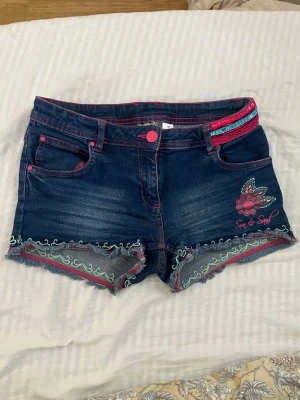 Lågmidjade shorts - I barnstorlek men passar bra på mig som är en liten S. Finns bara små skråmor på dem 💕