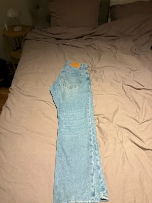 Ljusblå raka jeans från Jack jones  - Säljer ett par klassiska ljusblå jeans från Jack Jones med rak passform och hög midja. Jeansen har fem fickor, gylf med dragkedja och knapp samt jack Jones ikoniska läderpatch bak i midjan. Perfekta till en avslappnad stil. 