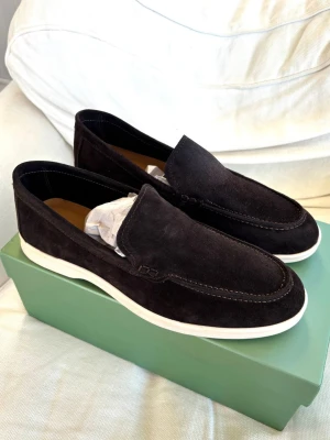 Italienska mocka loafers -  Snygga loafers från en italiensk fabrik, fick in dessa av min leverantör precis nu inför sommaren!  Loafersen är aldrig använda och i mycket bra skick!  Man får med box på köpet!  #loropiana #tods #italienskaloafers #Brunello #ralph lauren