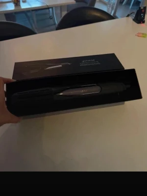 GHD duet styler - Säljer min ghd Duet Styler 2-in-1 hot air styler som är köpt 2025 och använd mindre än ett år. Den är i väldigt fint skick och fungerar precis som den ska.   Detta är en smidig 2-i-1 stylingprodukt som både torkar och stylar håret samtidigt, vilket sparar mycket tid i vardagen, funkar även som bara en plattång! Perfekt för dig som vill få ett slätt, glansigt och frissfritt resultat utan att behöva använda flera olika verktyg. Orginalpris 3500-4000kr