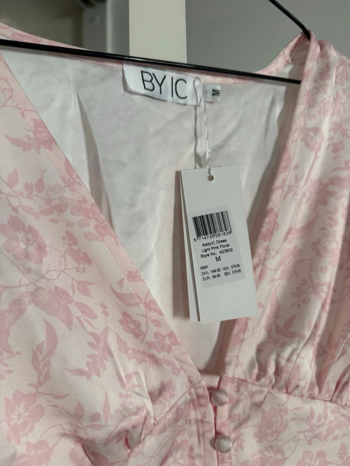 Ljusrosa blommig klänning BYIC - 1