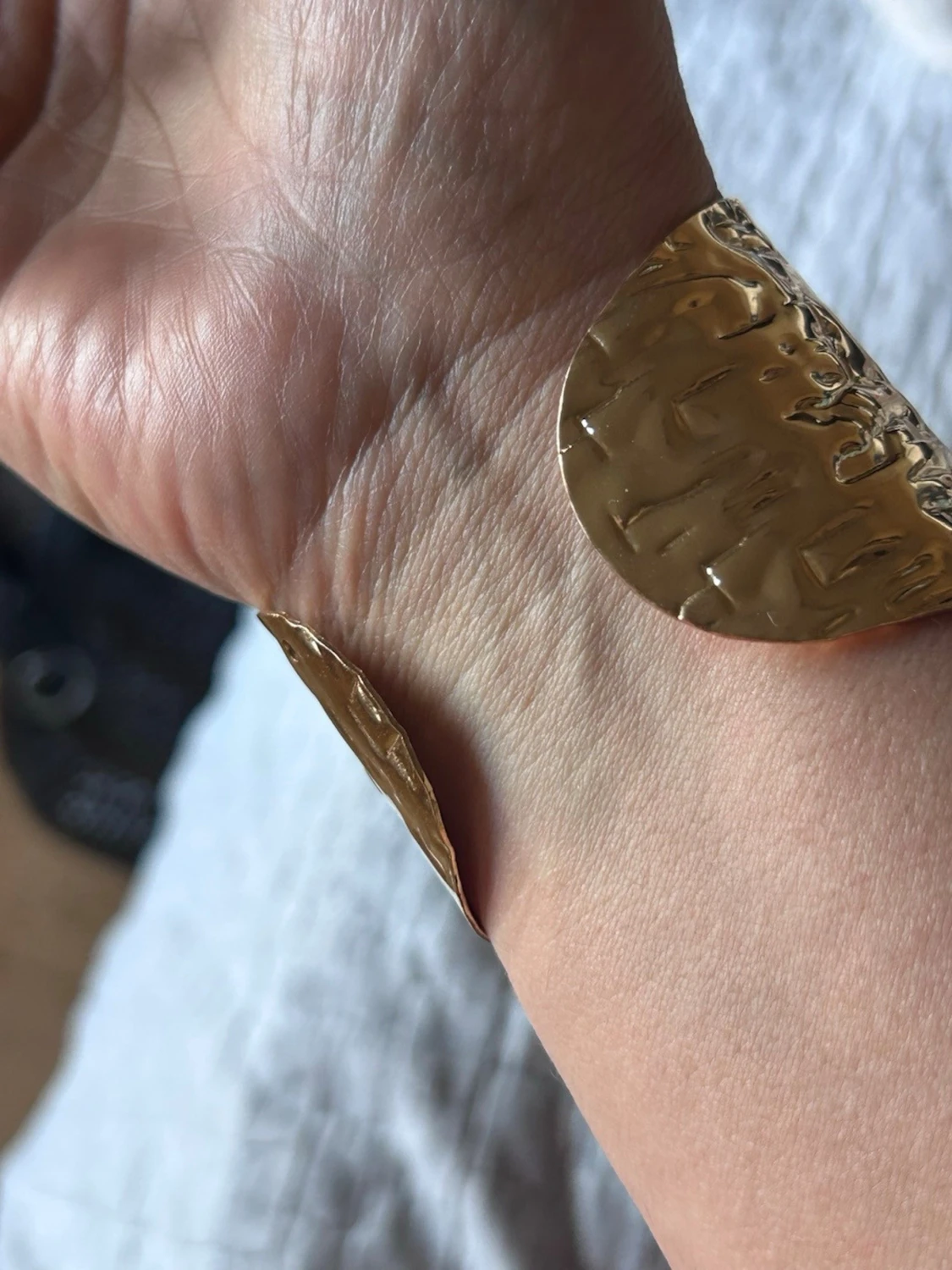 Brett guldigt armband med hamrad yta - 1