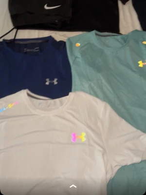 Feta under armour dressar till sommaren  - Säljer alla dessa som ni kan se alla är knappt använda en gång ens, och är iprincip helt nya, ni kan både köpa en och en men även allt för en summa!