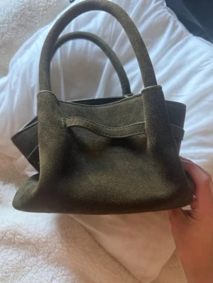 Olivgrön mocka handväska - Säljer en olivgrön handväska i  mocka från shein.💕