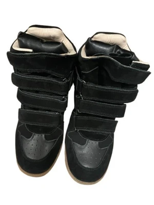 Black Isabel Marant shoes - Snygga svarta Isabel Marant skors med högt skaft och flera breda kardborreband. Skorna har en mix av mocka och läderdetaljer samt ljus insida. Perfekta för dig som gillar streetstyle och vill ha något unikt på fötterna.