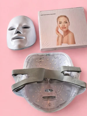 LED ansiktsmask för hudvård med 7 olika lägen helt nya. - Transparent LED ansiktsmask med gråa elastiska band, används för hudvård och skönhetsbehandlingar hemma. Masken har små inbyggda lampor och kommer med originalförpackning. Perfekt för dig som vill boosta din hudvårdsrutin med ljusbehandling.