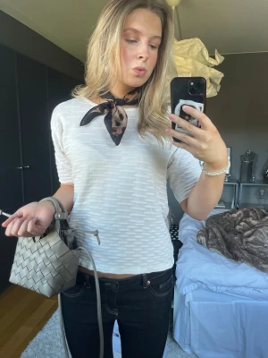Vit topp - Snygg vit topp med diskret ribbat mönster. Har tyvärr inte lappen kvar så vet tyvärr varken märke eller storlek, men skulle uppskatta S/M🥰