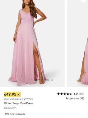 Rosa glittrig omlottklänning Goddiva - Superfin lång rosa balklänning från Goddiva/bubbleroom med glittrigt tyg, omlott upptill och v-ringad hals. Klänningen har en hög slits framtill och breda axelband. Perfekt för bal eller festliga tillfällen. Köpt av en annan tjej, kan ej ha så därför säljer jag den! Liten tråd som har fastnat i något men inget som syns😍