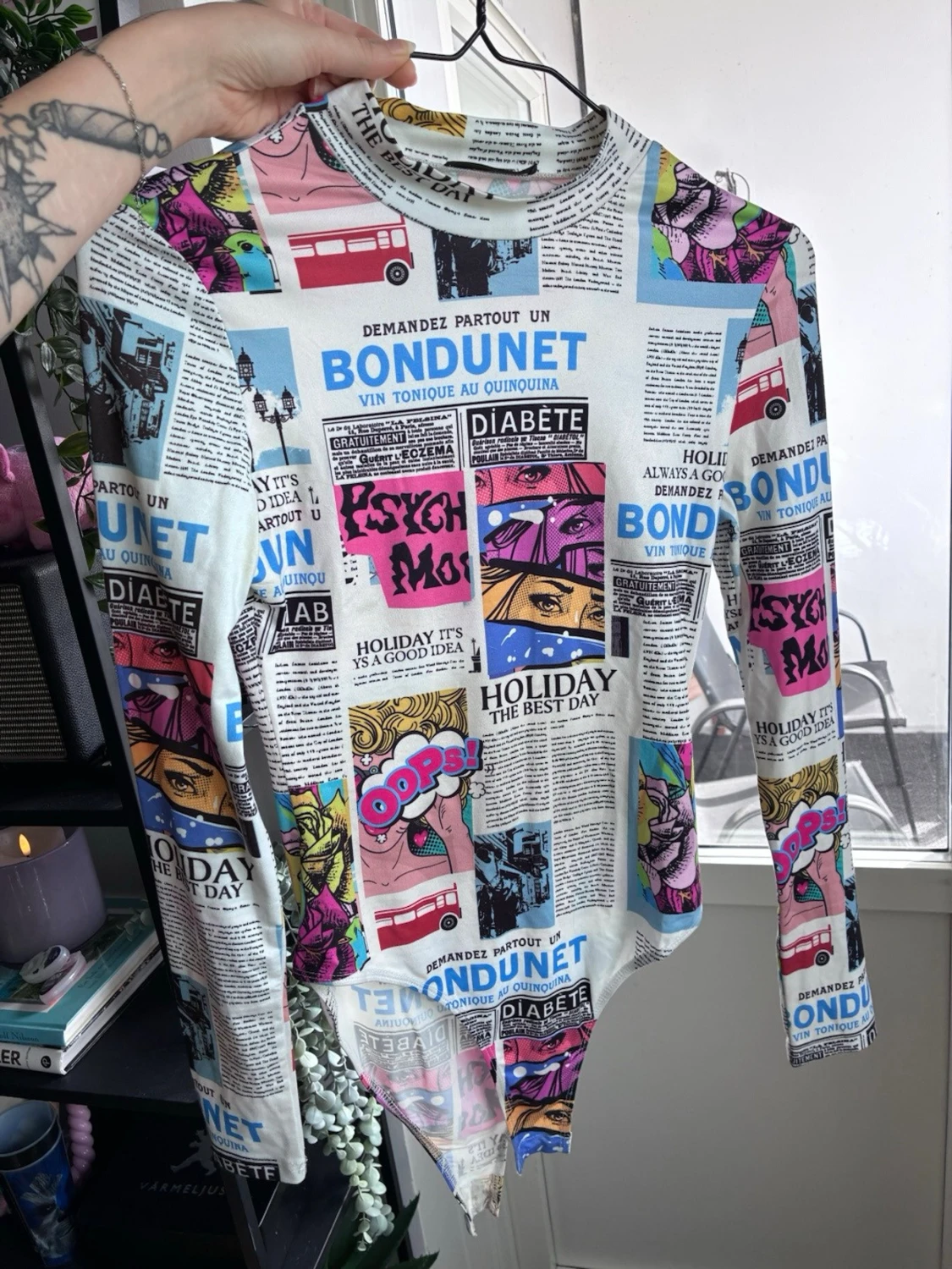 Färgglad body med tidningsmönster