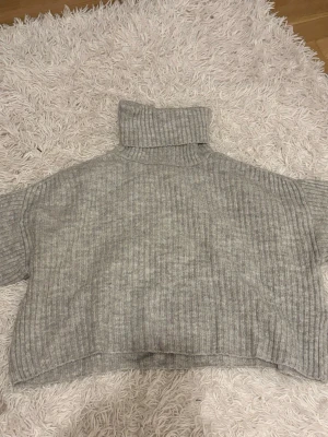 Stickad Polo Tröja - En jättefin stickad polotröja som visar lite mage. Jätte fint skick!