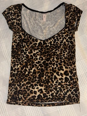 Leopardtopp  - En jättesnygg leopardtopp ifrån Nelly i storlek S 🐆🤎