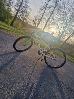 En snygg Peak cykel - Tja! Säljer en snygg peak cykel som är i bra skick och den är använd. Storleken på cykeln är 24 tum som passar bra för 8-12 åringar. Skriv vid minsta fundering🤗